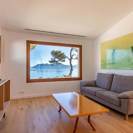 Mar I Pins: Modern Beachfront Retreat With Private Pool Port de Pollenca