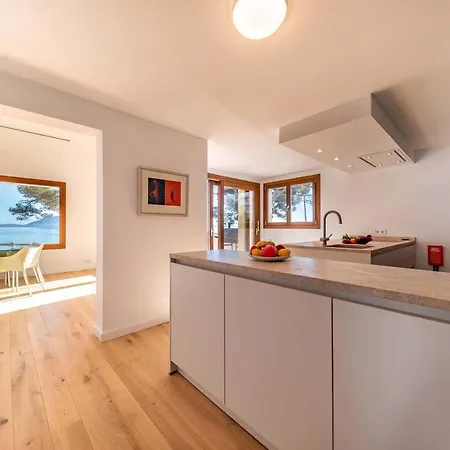 Mar I Pins: Modern Beachfront Retreat With Private Pool Port de Pollenca